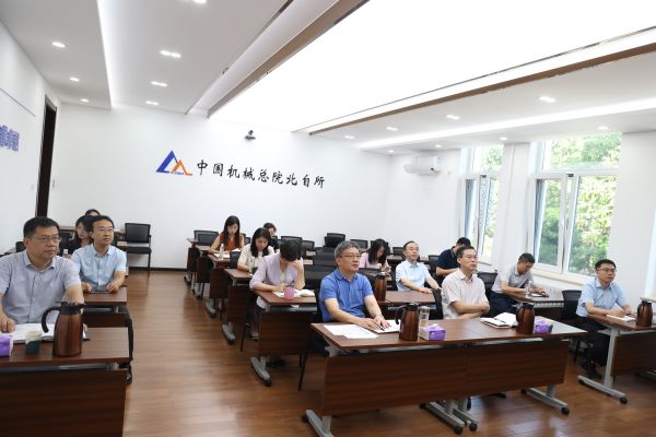 中心组学习2.jpg 中心组学习2.jpg